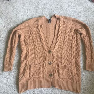 A over sized cognac knitted Agnes & Dora sweater.